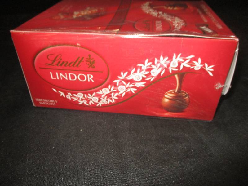 lot 195 image: 60 count Lindor Chocolates