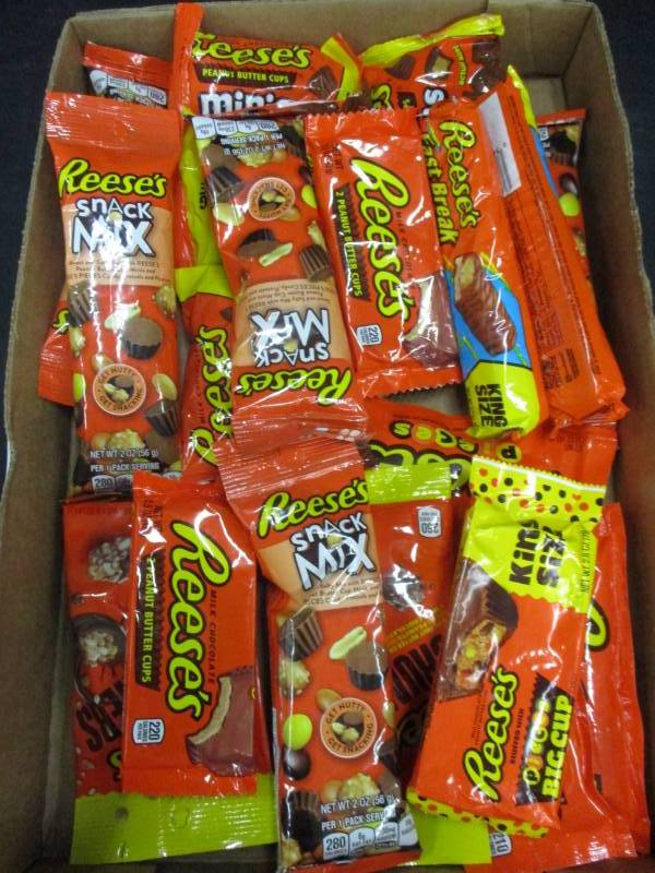 lot 219 image: 22 Reeses Bars and snacks