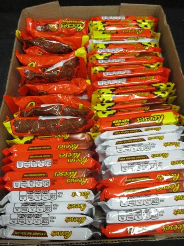 lot 225 image: 50 reeses candy bars