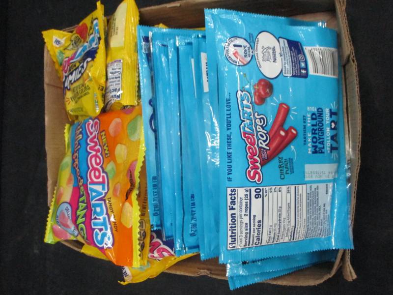 lot 231 image: 24 packs of sweettart ropes