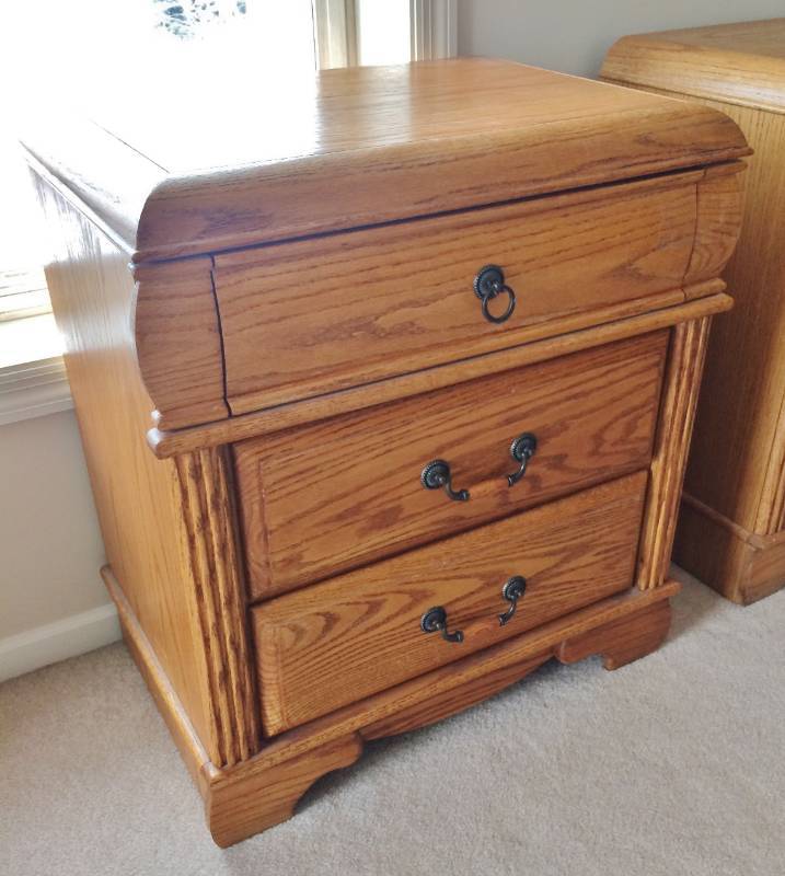 lot 4 image: BLACKHAWK FURNITURE COMPANY GORGEOUS AMISH MISSION ARTS & CRAFTS STYLE OAK NIGHT STAND - EXCELLENT CONDITION (DRAWER IS TAPED SHUT DUE TO MOVING)