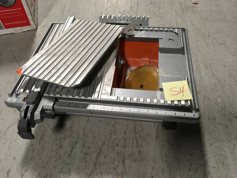 lot 54 image: RIDGID 6.5 Amp Corded 7 in. Table Top Wet Tile Saw in good condition
