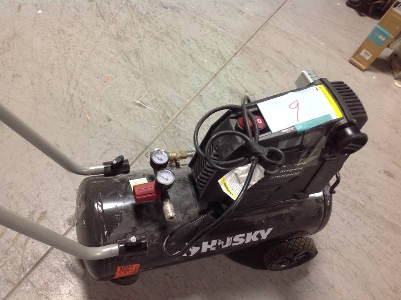 lot 9 image: Husky 8G 150 PSI Hotdog Air Compressor in good condition