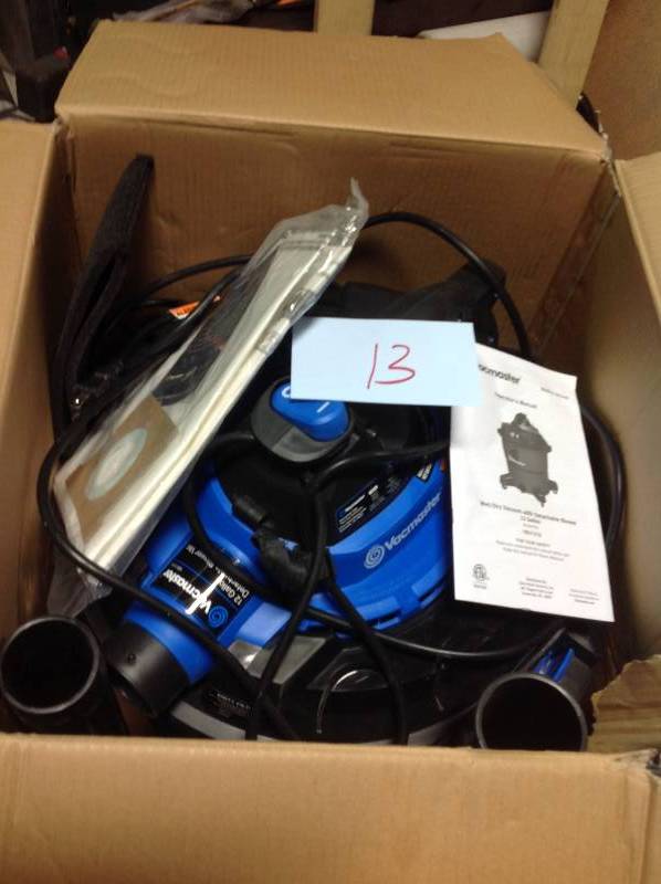 lot 13 image: Vacmaster 12-gal. WetDry Vacuum with Detachable Blower in good condition