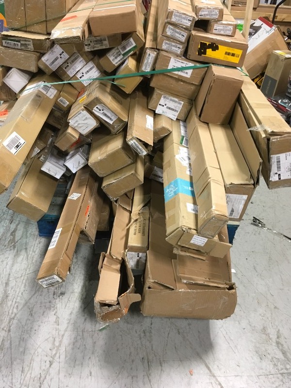 lot 115 image: WHOLESALE MIXED PALLET OF RETURNS BLINDS ALL DIFFERENT SIZES AND COLOR MUST ALL NEW
