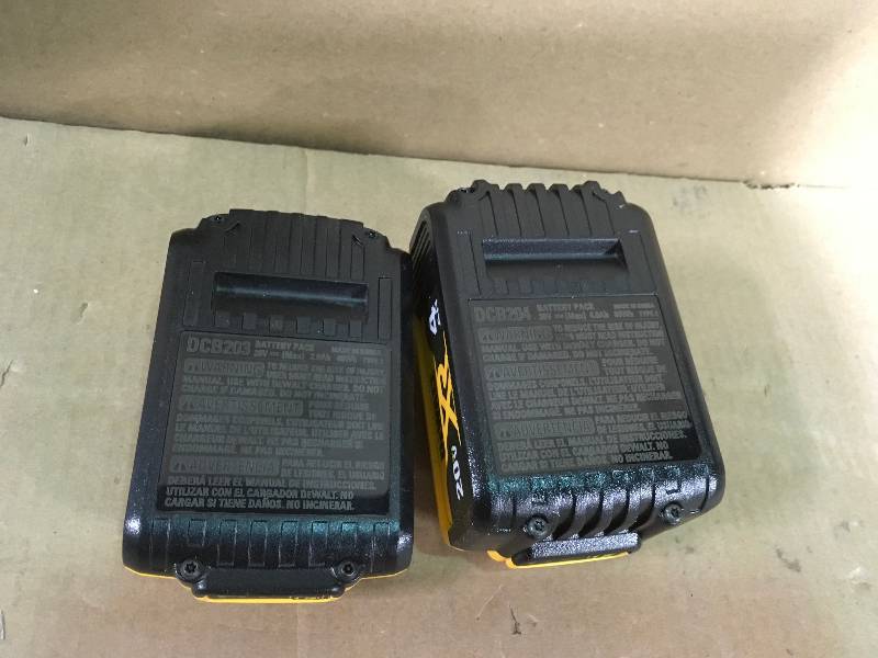 (1) DEWALT 20-Volt MAX Lithium-Ion Compact Battery Pack 2.0Ah PLUS (1) DEWALT 20-Volt MAX Lithium-Ion Compact Battery Pack 2.0Ah  in good condition