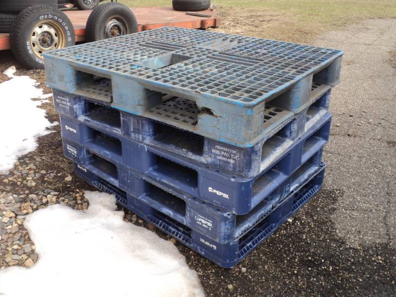 lot 111 image: 5 Plastic Pallets...