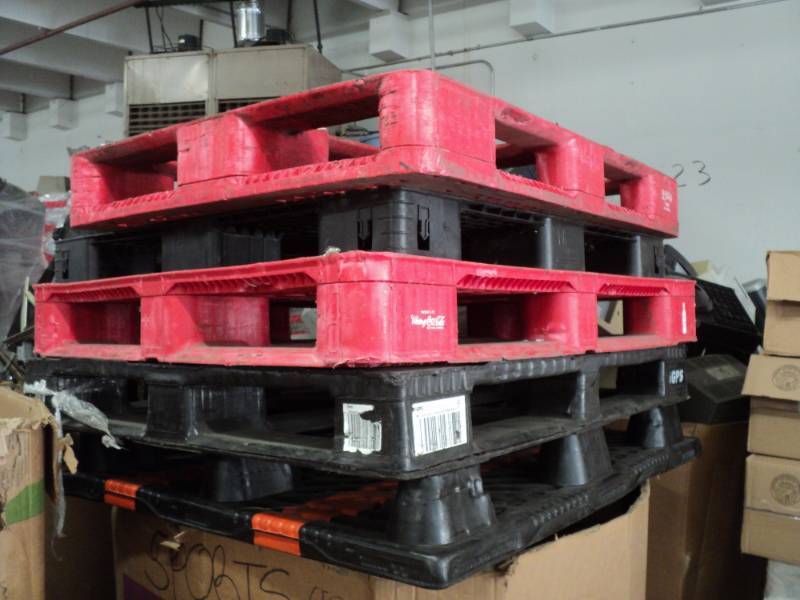 lot 112 image: 5 Plastic Pallets...
