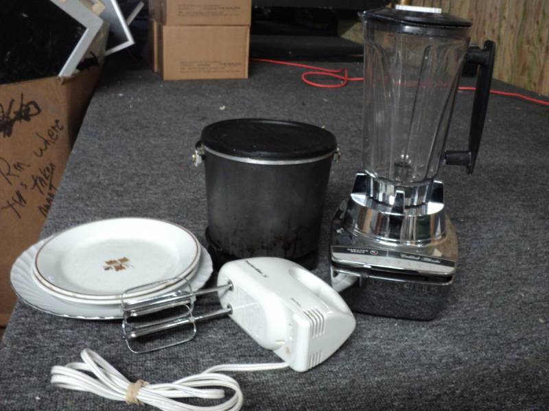 lot 182 image: Hamilton Beach Blender Fry Daddy, ...