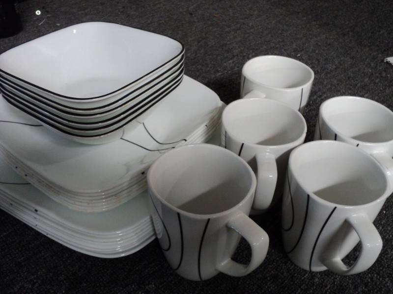lot 186 image: Set of Corelle Dishes 8 Plates, 7 D...