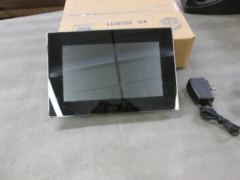 lot 39 image: Insignia NS-DPF9G 9-Inch Digital Pi...