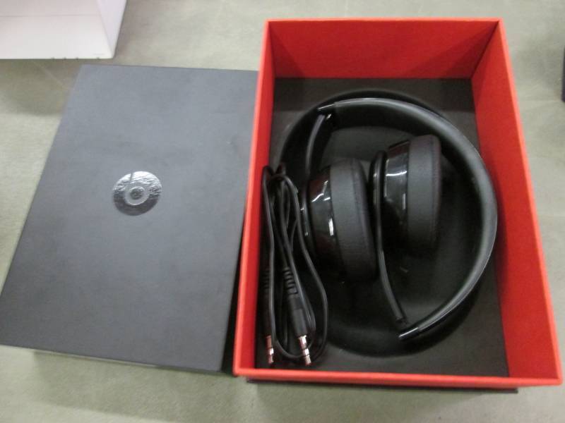 lot 80 image: Beats Solo3 Wireless Headphones- wo...