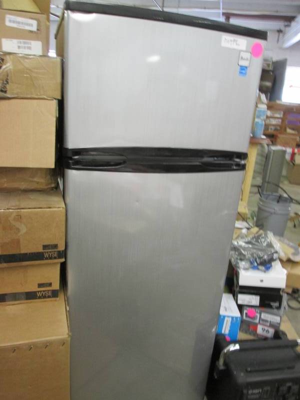 lot 90 image: Avanti Refrigerator Freezer, power ...