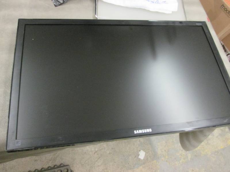 lot 113 image: Samsung 27 inch Monitor vertical li...