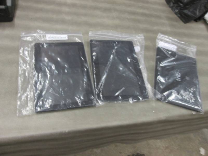 lot 121 image: Lot of 3- 8 inch Trio Tablets - nee...