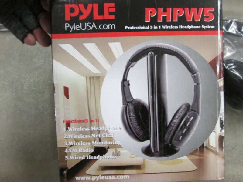lot 205 image: Pyle Wireless Headset System- no ba...