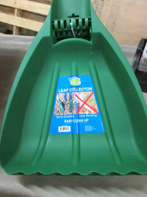 lot 309 image: Lot of 4 Easy Clean Up Leaf Collect...
