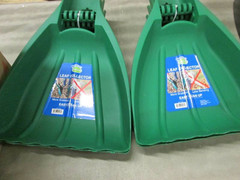 lot 314 image: Lot of 4 Easy Clean Up Leaf Collect...