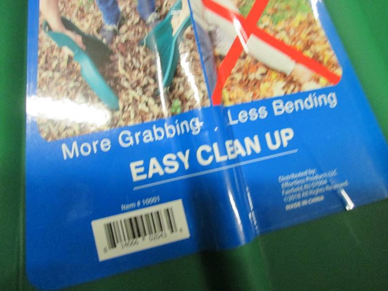 lot 312 image: Lot of 4 Easy Clean Up Leaf Collect...