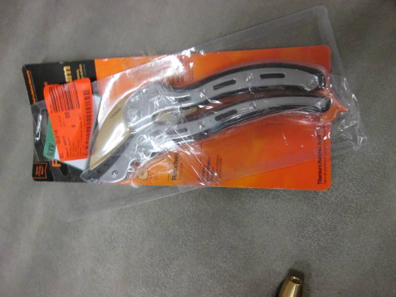 lot 304 image: Fiskars 1 in. Cut Capacity, Hardene...