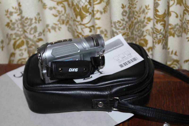 lot 24 image: 3.2M Pixel DVDMPEG4 Video Camera with Case