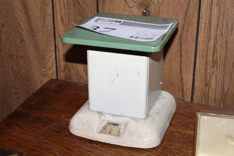 lot 37 image: Vintage Kitchen Scale