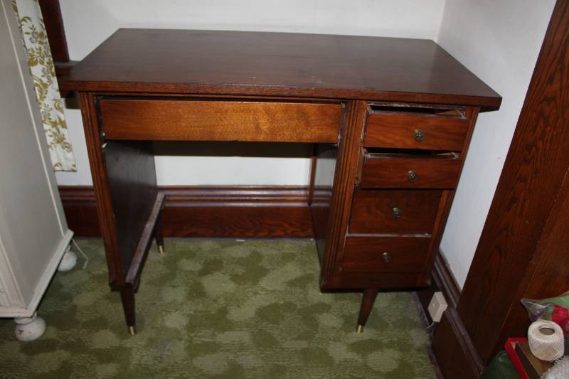lot 14 image: Wood Desk with 5-Drawers
