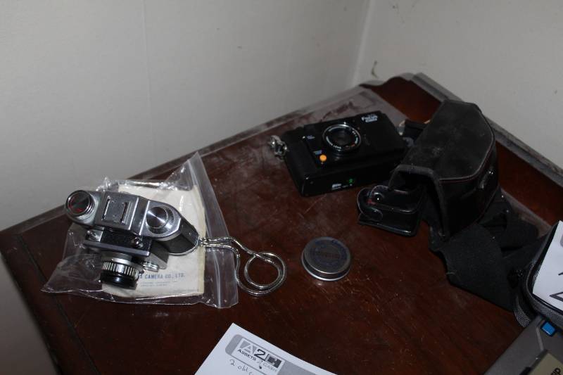 lot 20 image: Vintage Cameras