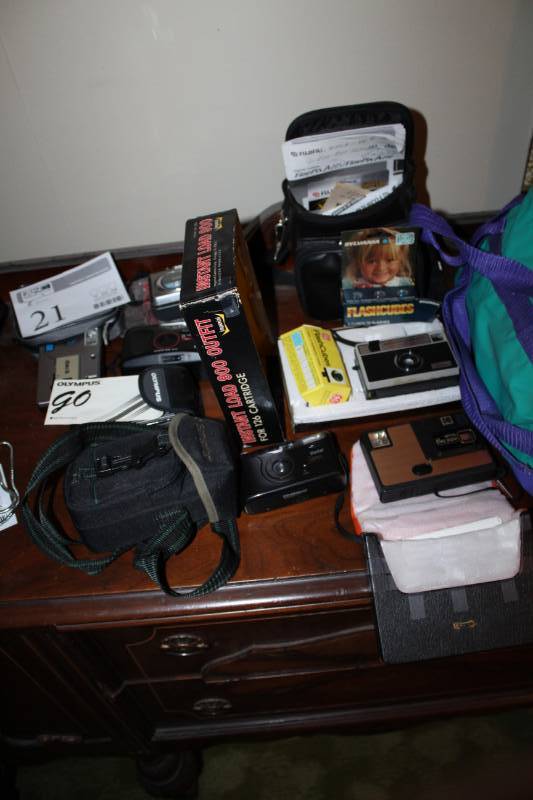 lot 21 image: Cameras