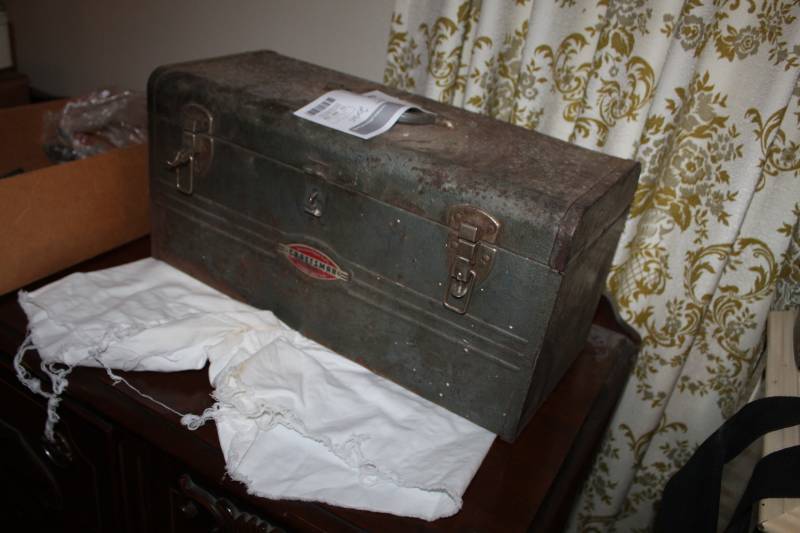 lot 32 image: Metal Tool Box