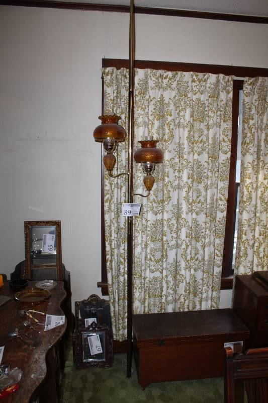 lot 89 image: Adjustable Floor-To-Ceiling Lamp