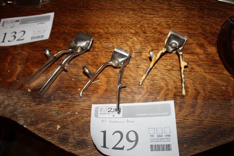 lot 129 image: Vintage Metal Groomers Shears