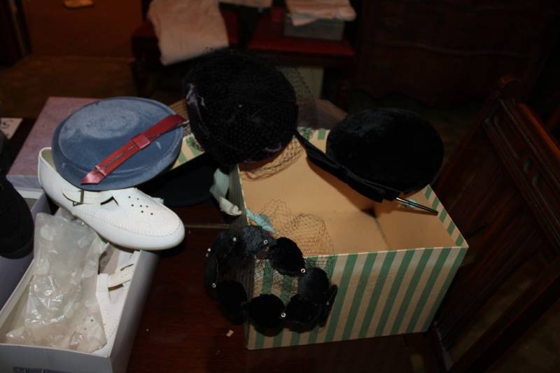 lot 44 image: Womens Hats