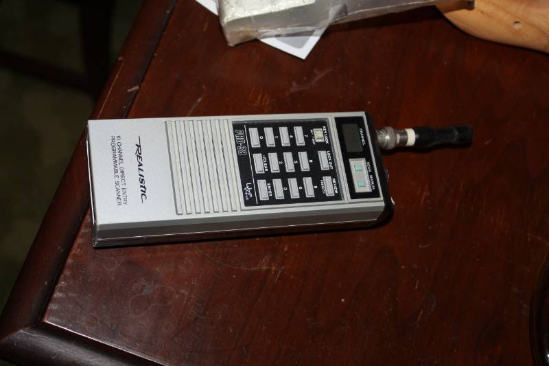 lot 70 image: Radio Shack Realistic 10-Channel Direct Entry Programmable Scanner Pro 38