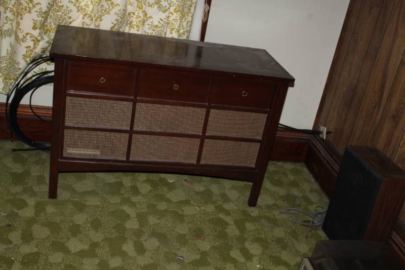 lot 6 image: Lloyds Motorola AMFM Stereophonic Turntable Stereo Cabinet with Manual