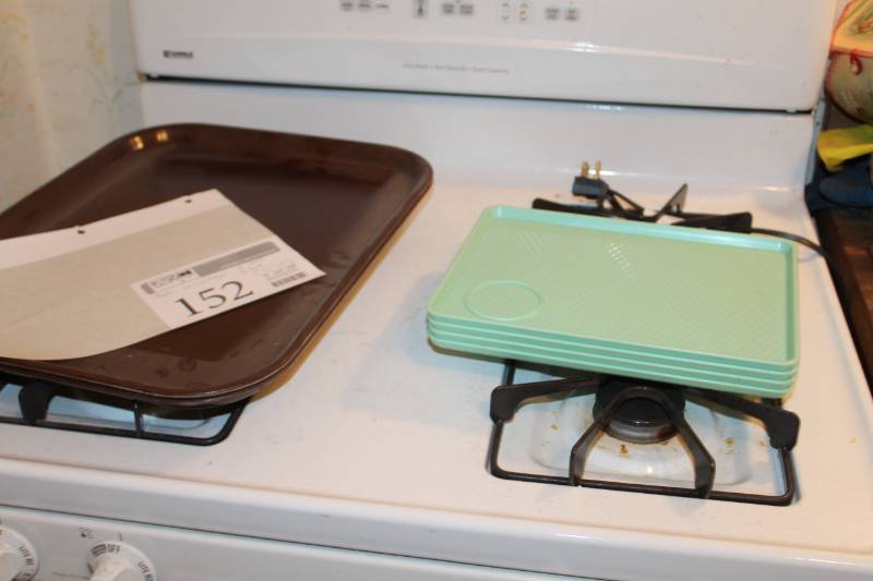 lot 152 image: Plastic Serving Trays