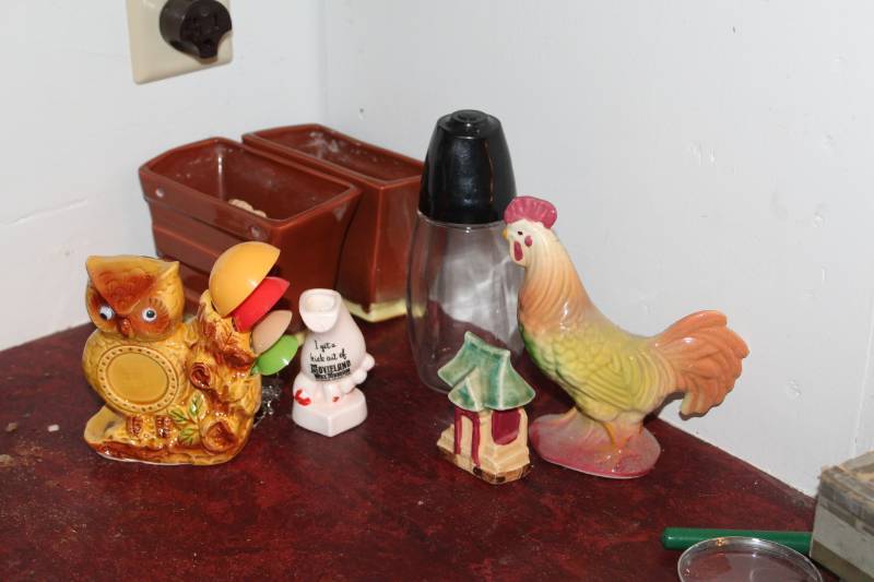 lot 136 image: Table Dcor - Rooster, Owl, And More