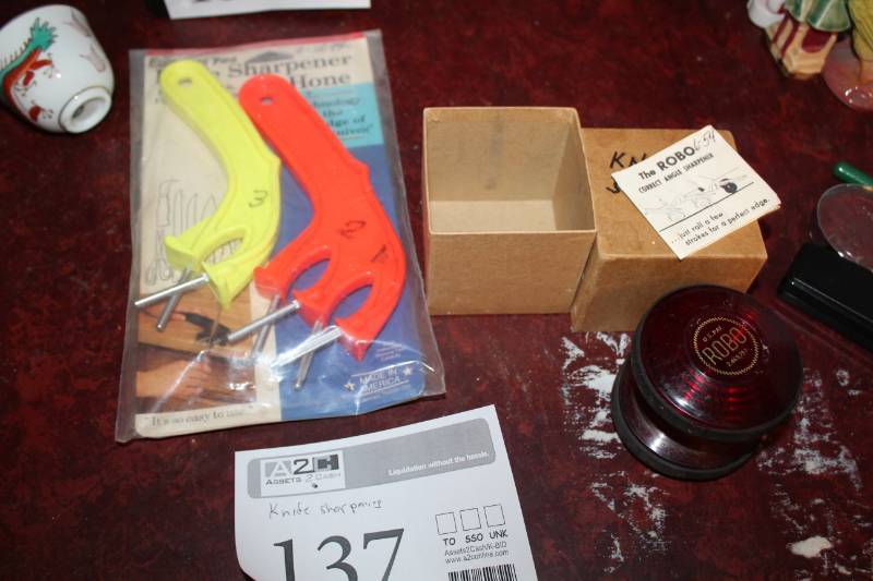 lot 137 image: EdgeMaker Pro Knife Sharpener and Hone, Robo Correct Angle Sharpener