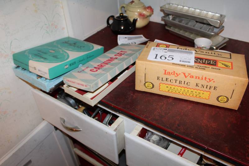 lot 165 image: Forgecraft Stainless Steel Carving Set, Ecko Morning Garden Stainless Steel Tableware Utensil Sets, Lady Vanity Electric Knife