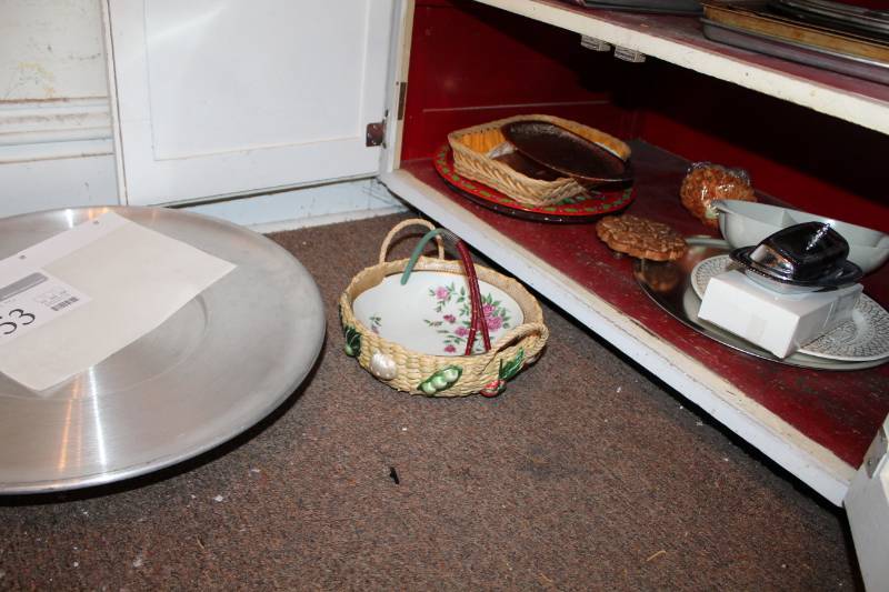 lot 153 image: Miscellaneous Serving Trays