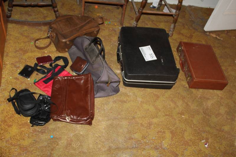 lot 98 image: Travel Cases, Bags, Handbags, Purses