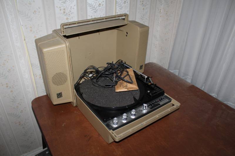lot 109 image: Concert Hall Portable AMFMRecord Player