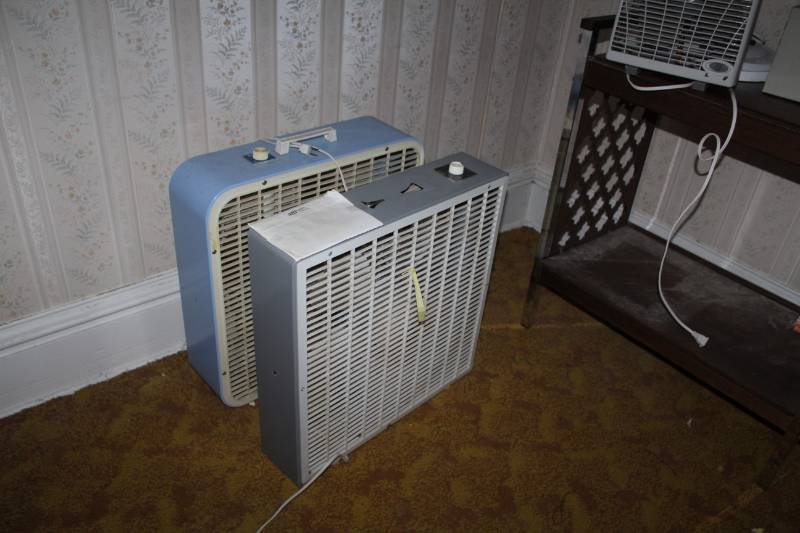lot 100 image: Box Floor Fans
