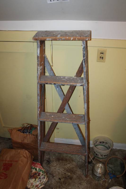 lot 171 image: 4-ft. Wood Step Ladder