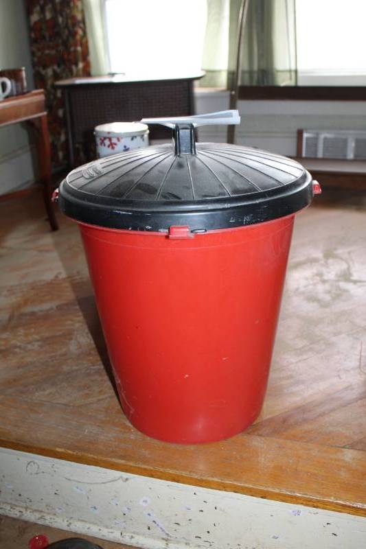 lot 210 image: Plastic Garbage Can with Lid