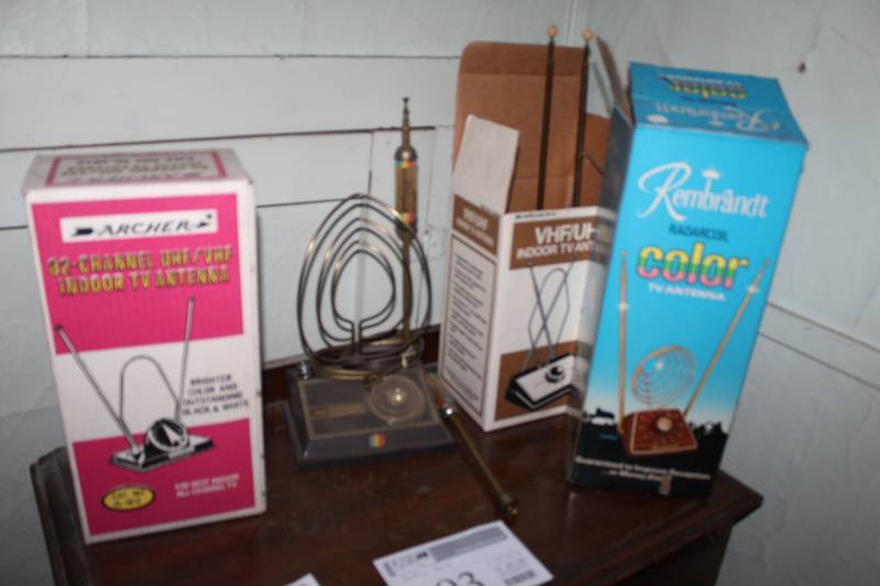 lot 193 image: Antenna Equipment - Archer 82-Channel UHFVHF Indoor TV, Rembrandt Radarcoil Color TV, Archer VHFUHF Indoor TV