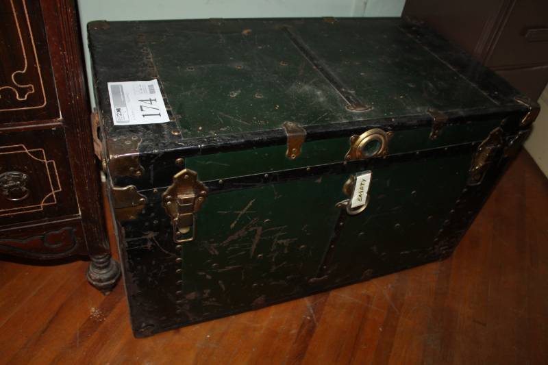 lot 174 image: Chest
