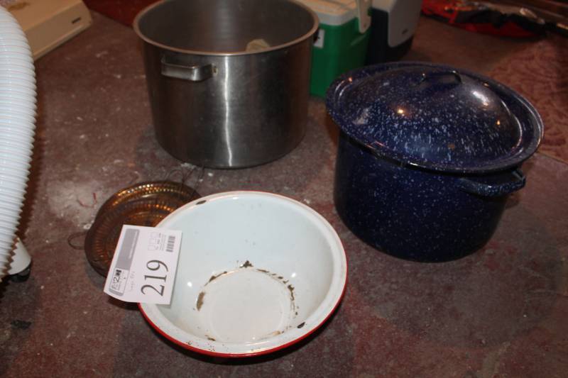 lot 219 image: Metal Cook Pots