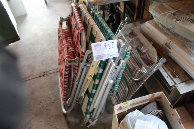 lot 254 image: Folding Lawn Chairs