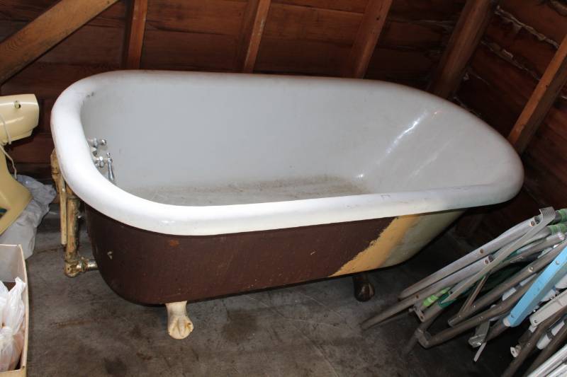 lot 10 image: Metal Claw-Foot Tub
